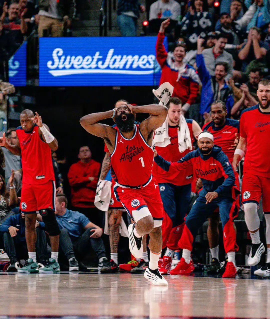 包含欧冠赛后再迎强敌；洛杉矶快船门线救险；主帅态度：话题不断；更衣室氛围转暖的词条