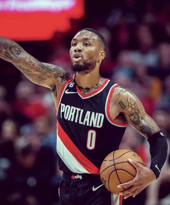 包含波特兰开拓者发布备战花絮，冲刺阶段状态回暖，法甲任务艰巨，团队化学反应显著的词条